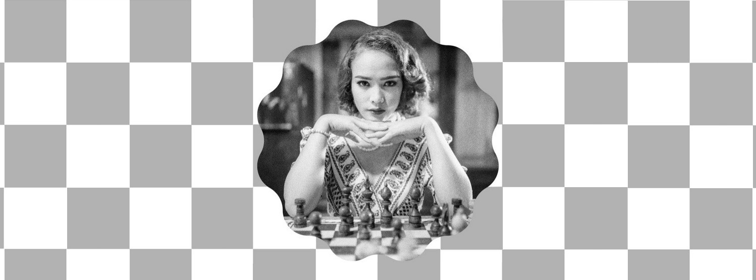 une femme en train de jouer aux échecs