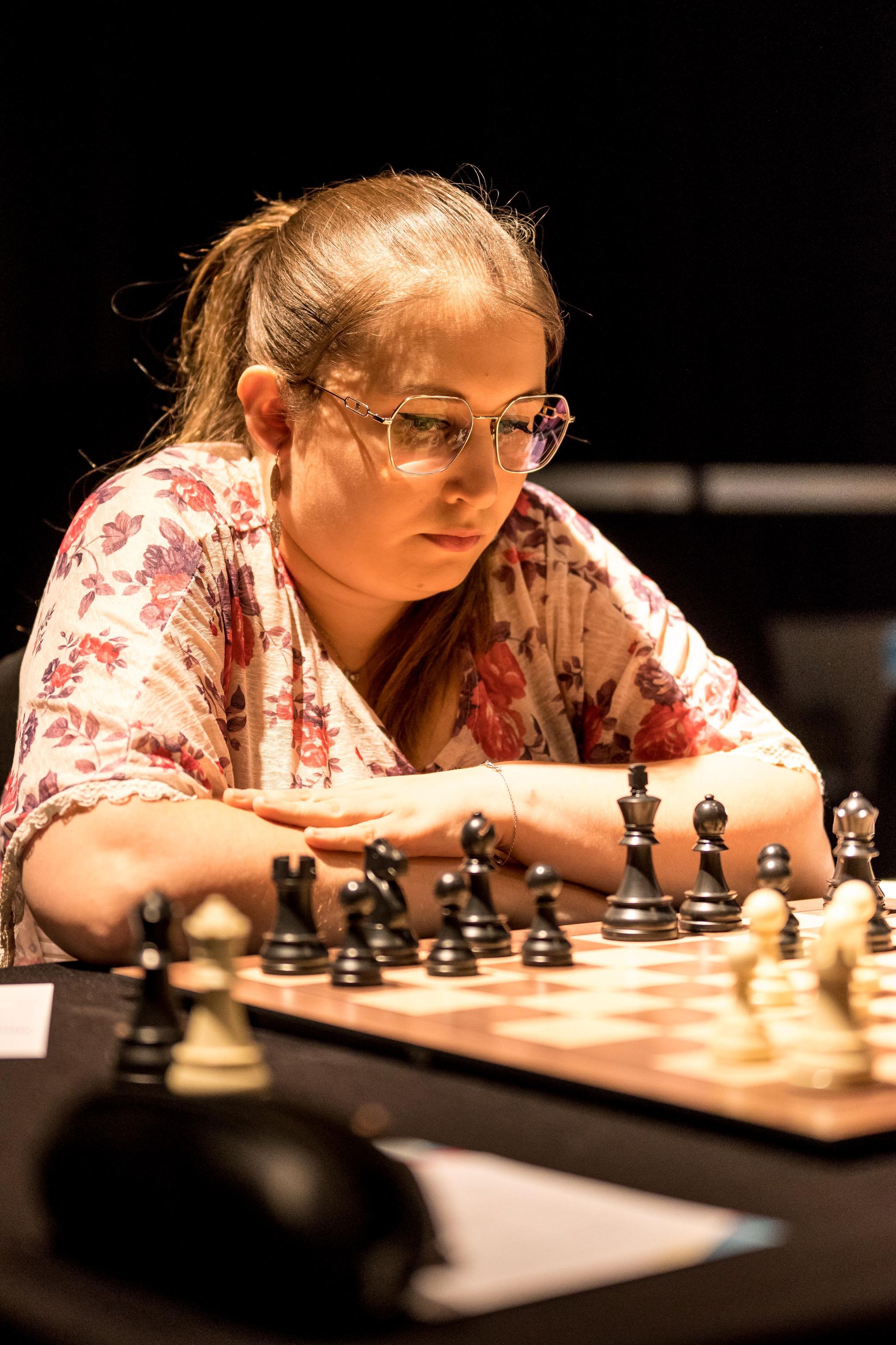 Solenn Afraoui souriante devant un jeu d'échecs
